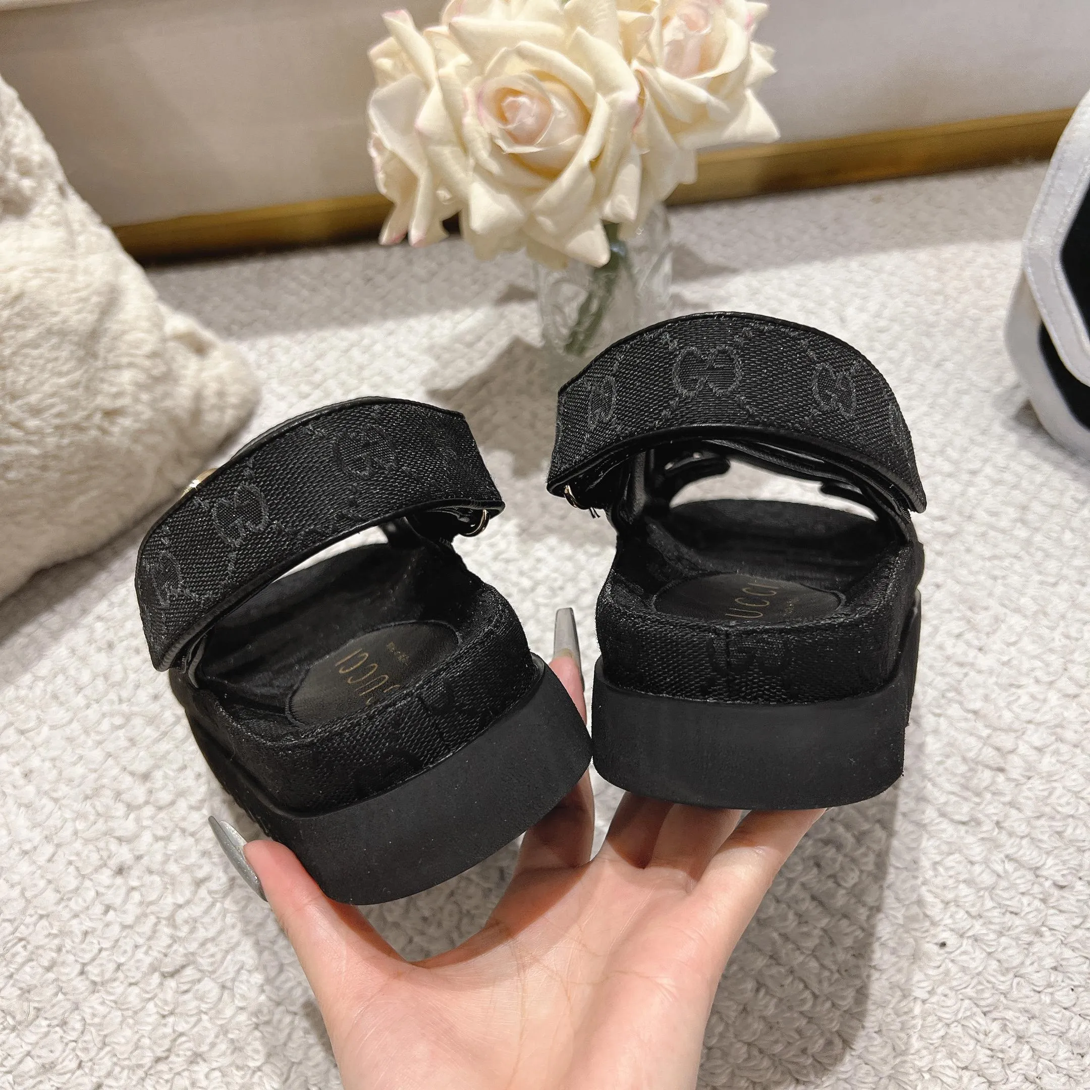 👟👟Ex-factory price 500👟👟Gucci’s modern design aesthetic explores the path of unique craftsmanship, cleverly integrating the brand’s classic elements with its beloved brand logo. The sandal is embellished with the beloved Double G hardware, adding a touch of understated branding to the design, complementing the versatility of the Velcro straps. Outsole: Wear-resistant and easy-to-bend sawtooth rubber foam sole! Ultra-light sole. Natural PU heightening insole. Size: Female 35-41#